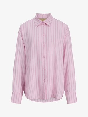 Ανοιχτό ροζ πουκάμισο με κόπιτσες, με κατακόρυφες σκούρες ροζ ρίγες, μακριά μανίκια και κλασικό γιακά, εμφανιζόμενο σε λευκό φόντο.