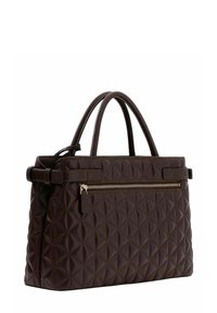 Sac à main en cuir matelassé marron foncé avec deux poignées supérieures, une poche avant zippée et des détails de couture contrastants. Forme rectangulaire.