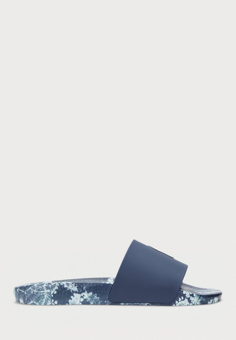 Σανδάλι slide με ανοιχτή ναυτική strap, υφασμάτινη επιφάνεια και σόλα με σχέδιο σε μπλε και λευκές αποχρώσεις με σχέδιο splash.