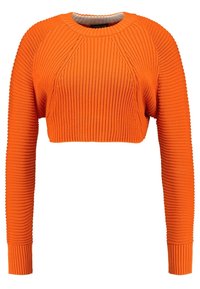 Pomarańczowy krótki sweter o prążkowanej teksturze, z okrągłym dekoltem i długimi rękawami. Posiada pionowe prążkowanie i dopasowane mankiety.