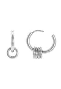 Orecchini a cerchio in argento con una finitura liscia e lucida. Un orecchino presenta un design circolare, mentre l'altro ha tre anelli impilati.