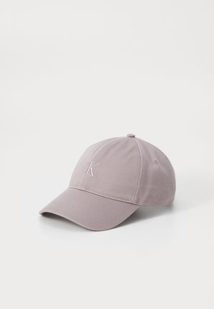 Lyserød mauve baseball cap lavet af blødt stof med en buet skygge. Har et broderet logo på forsiden og en struktureret krone.