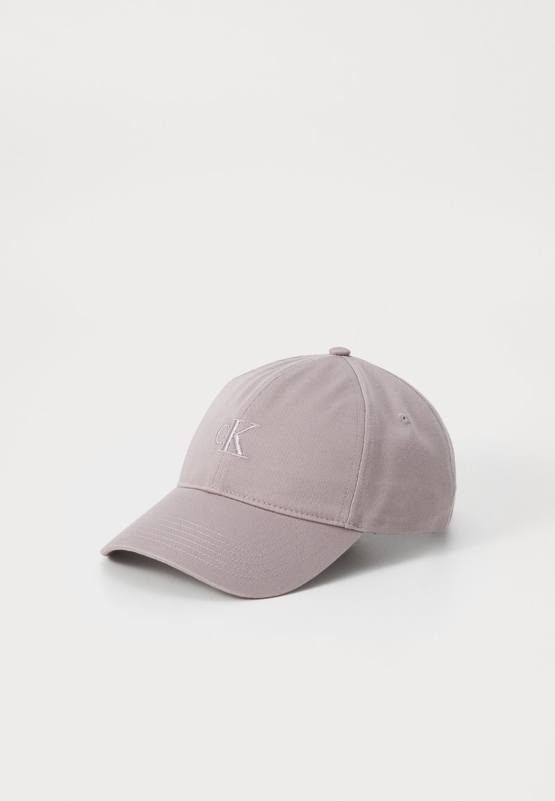 Casquette de baseball mauve clair en tissu doux avec une visière courbée. Présente un logo brodé à l'avant et une couronne structurée.