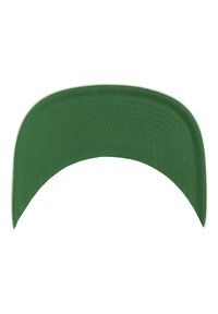 Zöld baseball sapka széle texturált felülettel, ívelt formájú és varrott peremű. Nincsenek látható logók vagy díszítések.