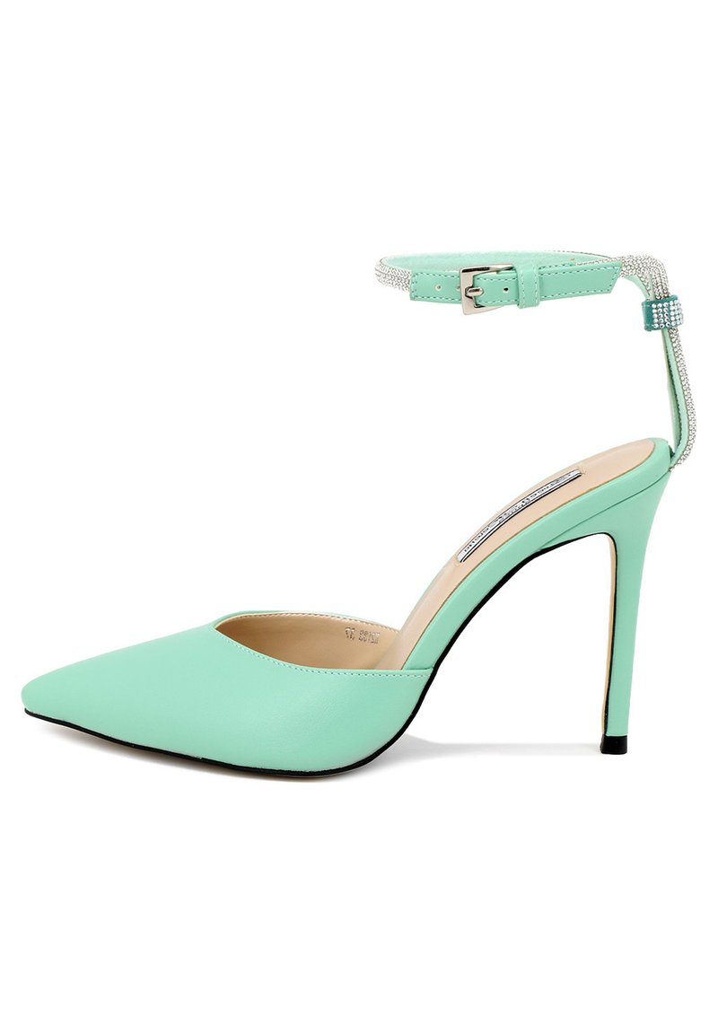 Scarpa con tacco alto verde menta, con punta affusolata, cinturino alla caviglia con strass decorativi e tomaia in pelle sintetica liscia.