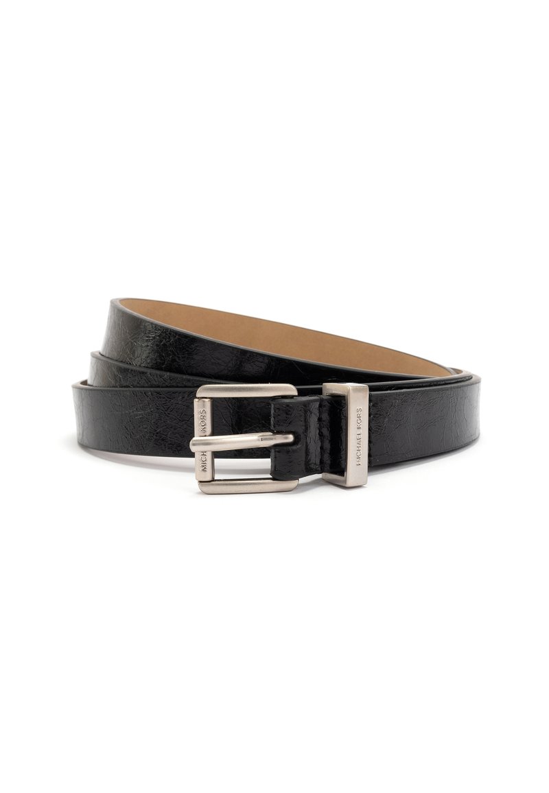 Zwarte leren riem met een gestructureerde oppervlakte, zilveren metalen gesp en gegraveerde branding. Beschikt over een enkele pin en een klassiek ontwerp.