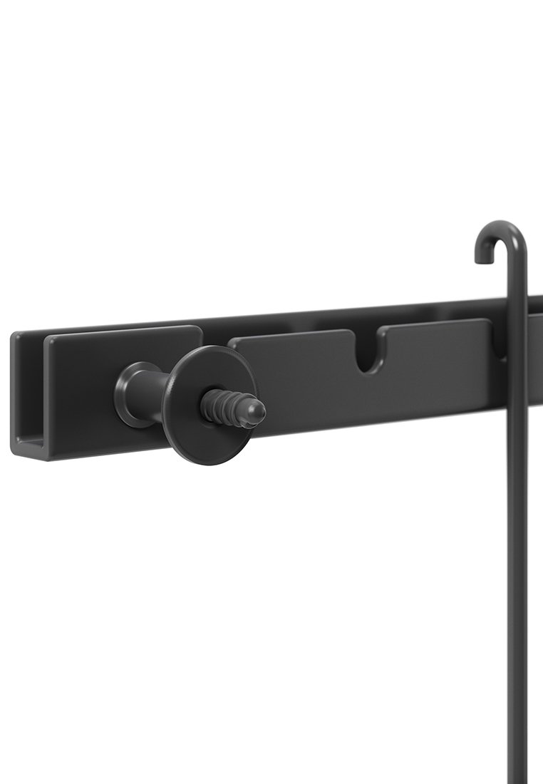Estante de pared montado en negro con un tornillo y gancho; presenta múltiples ranuras horizontales para colgar objetos, textura suave y diseño minimalista.