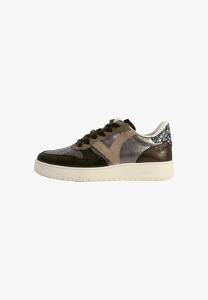 Sneaker multicolore in verde oliva, beige e marrone in pelle con una finitura metallizzata, dotata di una suola bianca e dettagli testurizzati sul tallone.