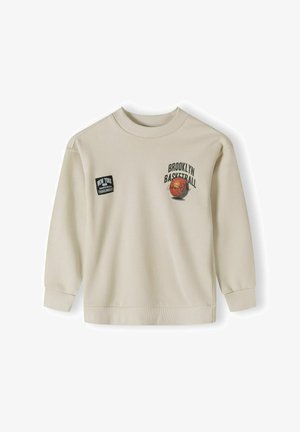 Bežna dolga majica s dolgimi rukavi, ki vsebuje grafiko košarke in besedilo "Brooklyn Basketball", z rebrasto manšeto in ovratnikom. Črno logotipno oblogo.