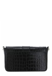 Borsa a mano in pelle nera con texture coccodrillo, forma rettangolare, chiusura a patta e dettagli in hardware dorato. Pannello posteriore liscio.