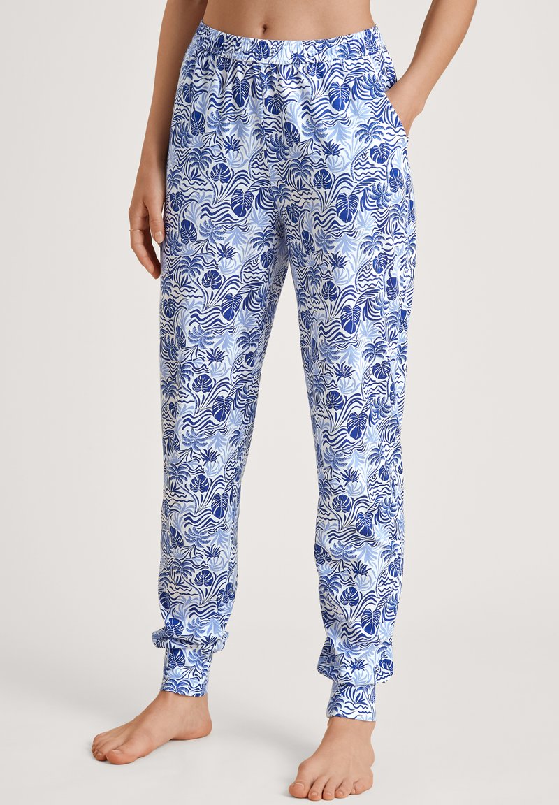 Blauwe en witte pyjamabroek met een loofachtige, golvende print, elastische tailleband en boorden bij de enkels. Gemaakt van lichtgewicht stof.