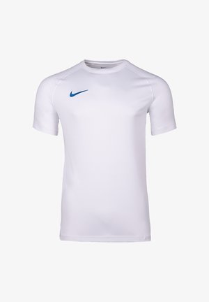 Biała sportowa koszulka z krótkim rękawem, okrągłym dekoltem i małym niebieskim logo Nike w kształcie znaku Swoosh na górnej lewej stronie klatki piersiowej.