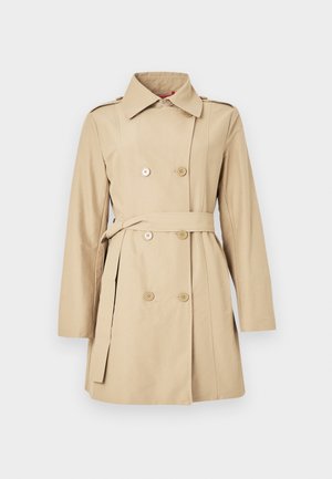 Beige dubbelgeknoopte trenchcoat met ceintuur, lange mouwen, schouderepauletten en een klassieke kraag op een neutrale achtergrond.