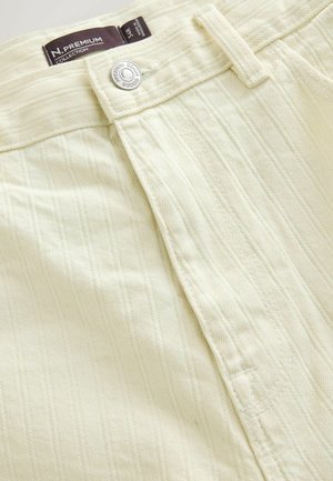 Jeans aus denim in creme mit vertikal verlaufenden, strukturierten Streifen, einem Verschluss mit Metallknopf und einem N Premium Collection Etikett am Bund.