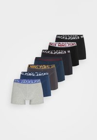 Set aus sieben Paar Boxershorts in Grau, Marineblau, Schwarz und anderen Farben. Jedes Paar verfügt über einen charakteristischen elastischen Bund mit Markenlogo.