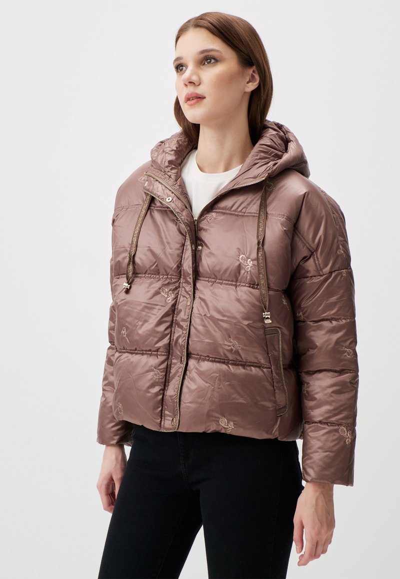 Puffige, mauve Winterjacke mit Kapuze, Reißverschluss an der Vorderseite und dekorativer Stickerei. Enthält Kordelzüge und gerippte Bündchen. Glatte, glänzende Textur.