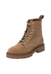 Bottes basses à lacets en daim marron clair avec un bout arrondi, des lacets beiges contrastants, des œillets métalliques et une semelle texturée. Détail accent de boucle arrière.