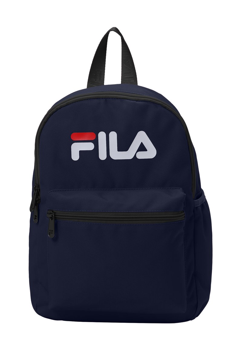 Mörkblå ryggsäck med ett slätt, hållbart tyg. Har en stor framficka med dragkedja, svarta dragkedjespännen och en framträdande vit FILA-logotyp.