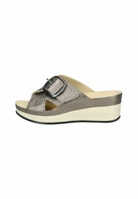 Sandalo a wedge in taupe metallico con tomaia texturizzata, punta aperta e fascia larga con una grande fibbia. Suola chiara con dettagli neri.