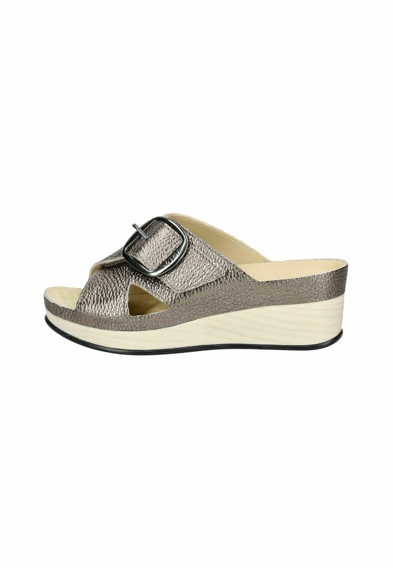 Sandalo a wedge in taupe metallico con tomaia texturizzata, punta aperta e fascia larga con una grande fibbia. Suola chiara con dettagli neri.