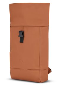 Rucsac cu capac rulat, fabricat dintr-un material impermeabil, neted și portocaliu. Dispune de o închidere cu cataramă neagră, un buzunar lateral și detaliu cu logo embosat.