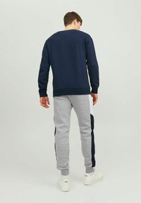 Jack & Jones JPSTWILL JJREID PANT  - Verryttelyhousut - light grey melange