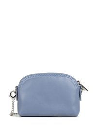 Piccola pochette in pelle blu con cima arrotondata, accessori in argento e tracolla a catena. Texture liscia e dettagli cuciti lungo la cerniera.
