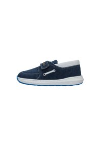 Scarpa slip-on in denim blu con dettagli bianchi, dotata di una fascia con chiusura a strappo, cuciture a contorno e suola in gomma testurizzata.