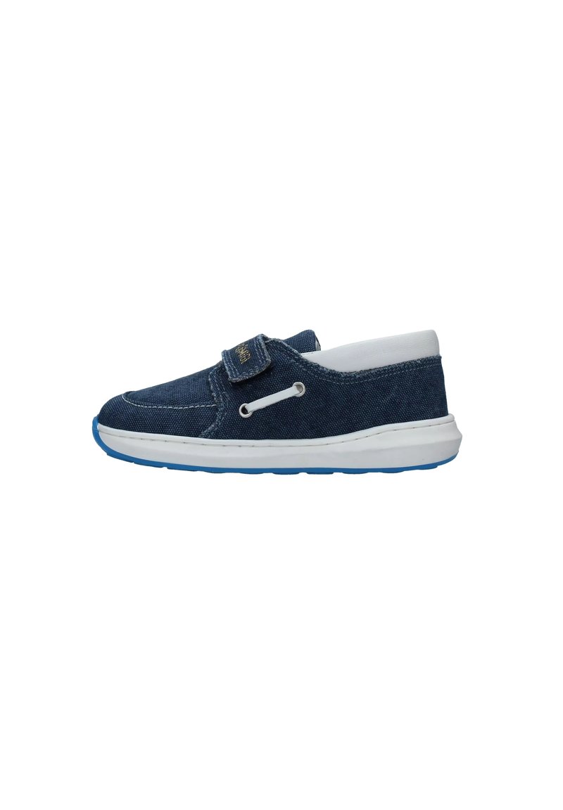Scarpa slip-on in denim blu con dettagli bianchi, dotata di una fascia con chiusura a strappo, cuciture a contorno e suola in gomma testurizzata.