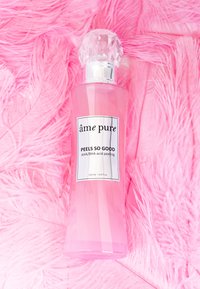 Rosa Flüssigkeit in einer klaren Flasche mit einem diamantenförmigen Deckel. Das Etikett lautet "âme pure PEELS SO GOOD AHA/BHA Säurepeeling" auf weißem Hintergrund.