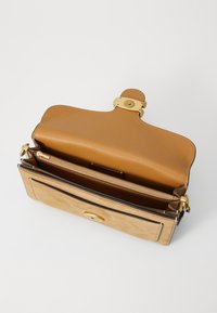 COACH TABBY SHOULDER BAG 26 - Ručna torba - b4/sand