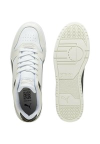 Sneakers atletici bianchi con tomaia in cuoio liscio, accenti neri a contrasto, lacci piatti e suola in gomma testurizzata con logo.