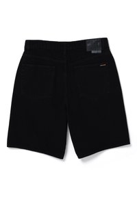 Shorts en denim noir à coupe droite avec deux poches arrière. Dispose d'un patch en cuir à la taille et d'un logo de marque subtil en or sur la poche droite.