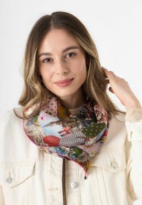 Multikleurige zijden sjaal met bloemen- en geometrische patronen, lichtroze randen en een gestructureerde afwerking, gedragen om de hals.