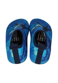 Blauwe aquatisch-thema zwem schoenen met een zachte stoffen bovenkant, vlak ontwerp, elastische hielband en bedrukte mariene graphics.