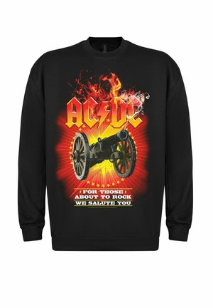 Schwarzer Hoodie mit einem Grafik eines Kanons, Flammen und fettem rot-gelbem Text: "AC/DC FÜR DIEJENIGEN, DIE ROCKEN WOLLEN, EHREN WIR EUCH."
