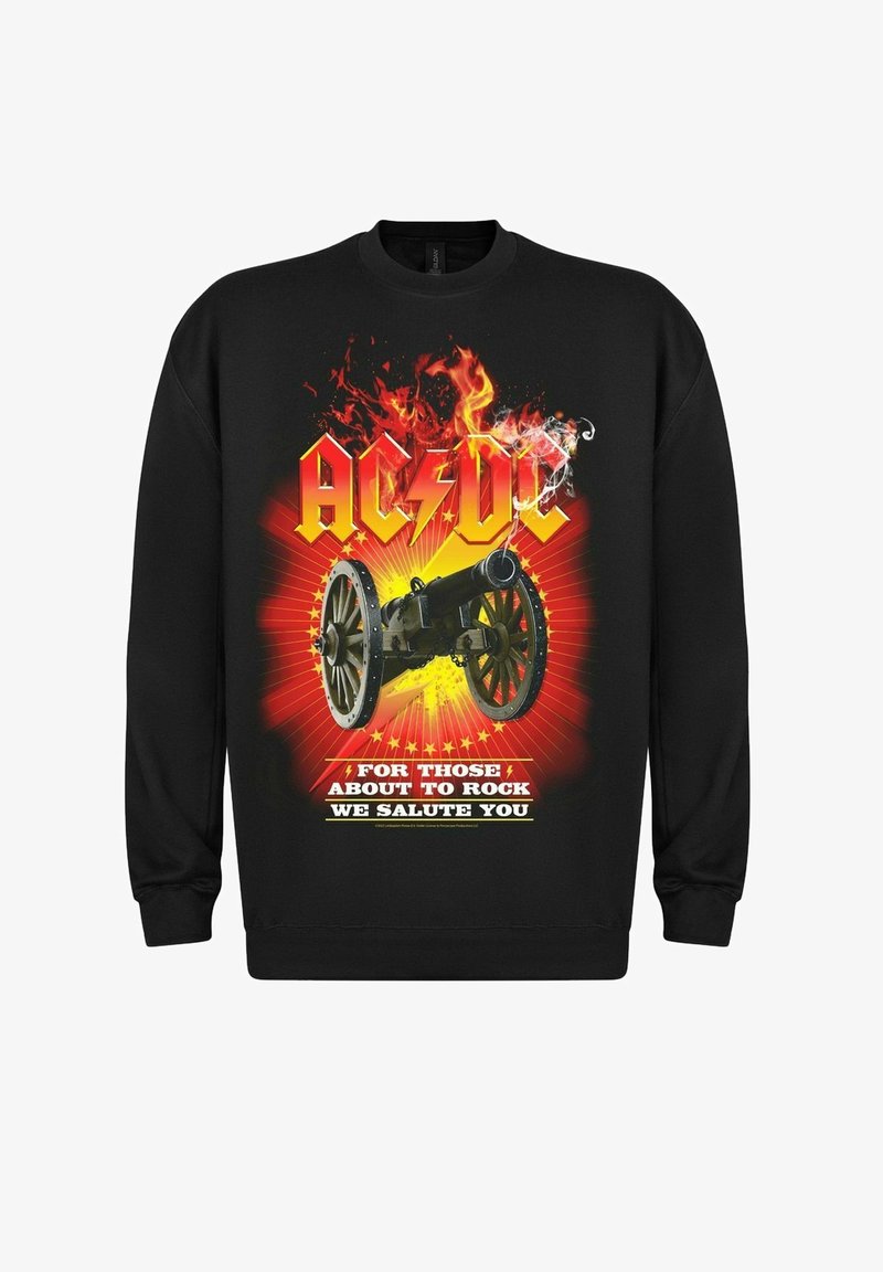 Schwarzer Hoodie mit einem Grafik eines Kanons, Flammen und fettem rot-gelbem Text: "AC/DC FÜR DIEJENIGEN, DIE ROCKEN WOLLEN, EHREN WIR EUCH."