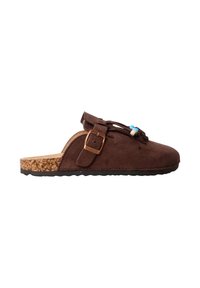 Chaussure en daim marron à enfiler avec semelle en liège, boucle latérale et perles décoratives bleues et blanches sur le dessus, vue de profil.