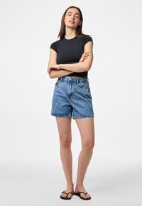 Pieces PCSKY - Kratke hlače iz džinsa - light blue denim/white