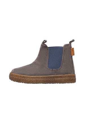 Stivale Chelsea grigio scamosciato per bambini con pannello elastico laterale blu e suola in gomma marrone testurizzata, mostrato di profilo laterale.