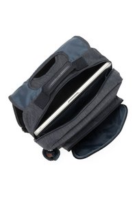 Borsa per laptop con un esterno in tessuto grigio scuro e durevole. Include un interno blu liscio, molteplici scomparti e un accentuazione morbida a pompon.