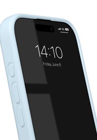 Svart smarttelefon med et lys blått silikondeksel, som viser klokken "14:10" og datoen "Fredag 6. juni." Har sideknapper for volumkontroll.