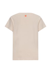 T-shirt beige a maniche corte con scollatura rotonda e una piccola etichetta arancione sul retro, realizzato in morbido cotone leggero.