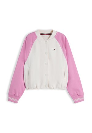 Chaqueta varsity de manga larga blanca y rosa con botones a presión, puños acanalados, dobladillo elástico, bolsillos laterales y pequeño logo en el pecho.