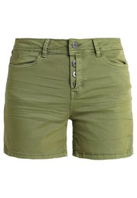 Shorts de mezclilla verde olivo con una cintura alta, cierre de cinco botones y dos bolsillos frontales; cuentan con una textura suave y un dobladillo limpio.