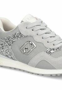 Sneaker grigio chiaro realizzato in rete e suede con accenti di glitter argentato, superficie testurizzata e dettagli del logo riflettente su un lato.