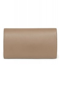 Beige cilindervormige leren portemonnee met een gestructureerde afwerking, voorzien van gestikte randen en een gladde sluiting. Plat ontwerp voor gemakkelijke opslag.