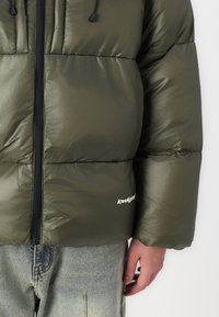 LOW LIGHTS STUDIOS® LYNX PUFFER JACKET UNISEX - Ziemas jaka - khaki
