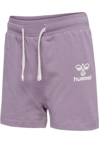 Shorts violets en coton doux, dotés d'une taille élastique avec des cordons de serrage blancs et d'un logo blanc sur la jambe gauche.