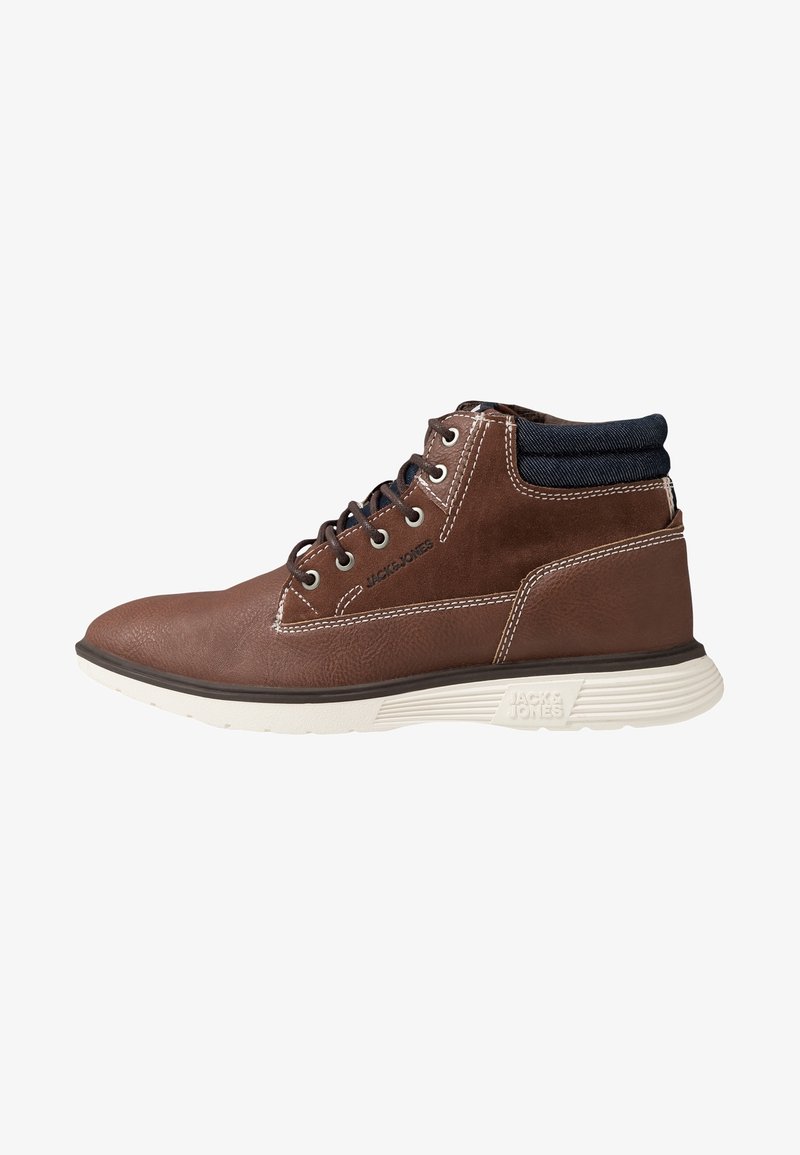 Baskets montantes en cuir marron et daim avec semelle blanche, lacets foncés, col matelassé à la cheville et marquage Jack & Jones sur le côté et la semelle.